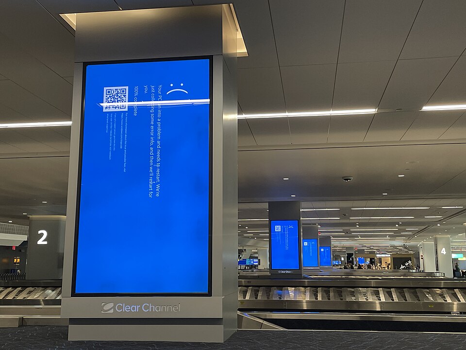 écran bleu de panne windows sur les affichages de l'aéroport de New-York